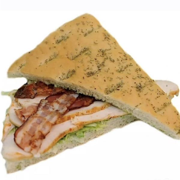 Focaccia met kipfilet, spek en ijsbergsla