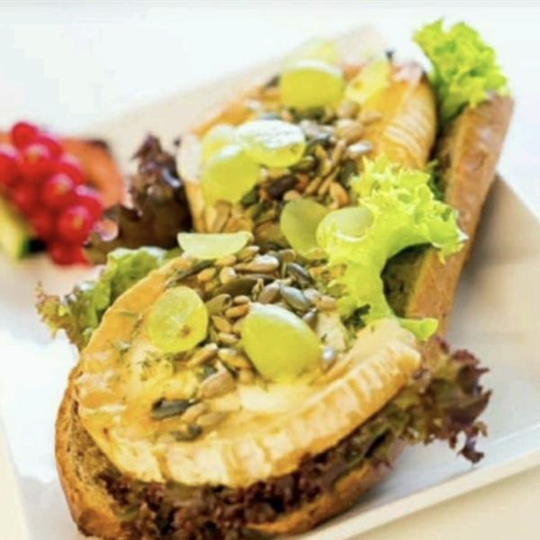 Baguette met gegratineerde geitenkaas, druiven en pitten
