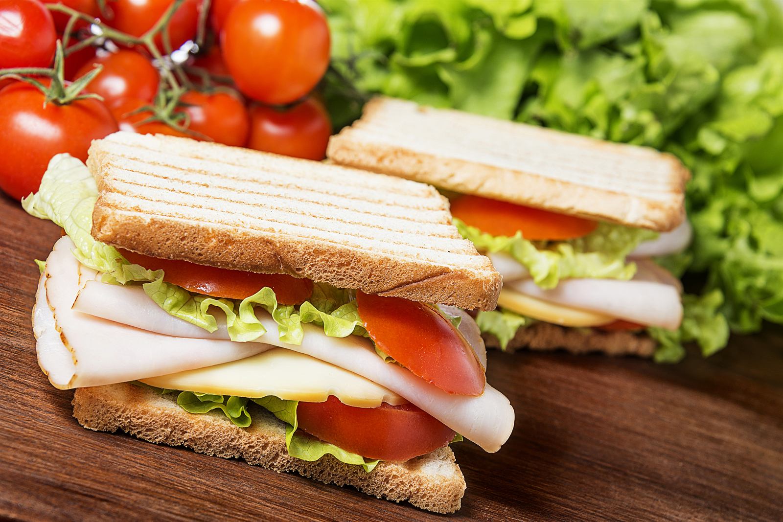 Belegde sandwiches met kalkoen, kaas, tomaat en sla