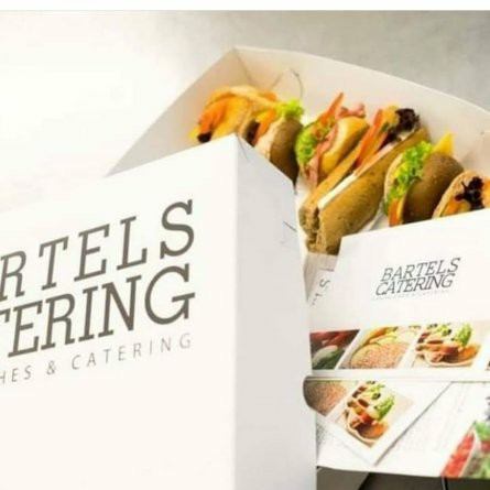 Lunchbox van Bartels Catering met gesorteerde broodjes